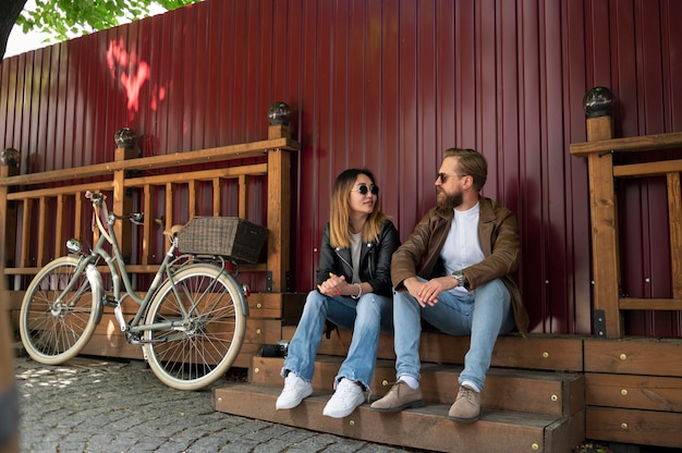 Gratis foto paar in synthetisch leren jassen die tijd samen buiten doorbrengen