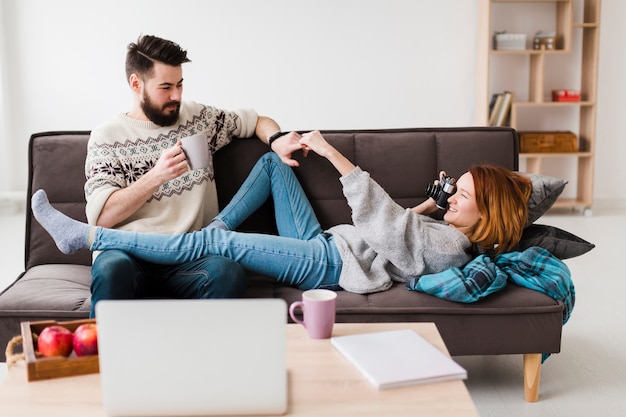 Gratis foto paar in woonkamer lang schot