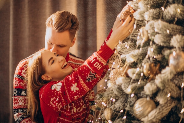 Paar kerstboom samen versieren