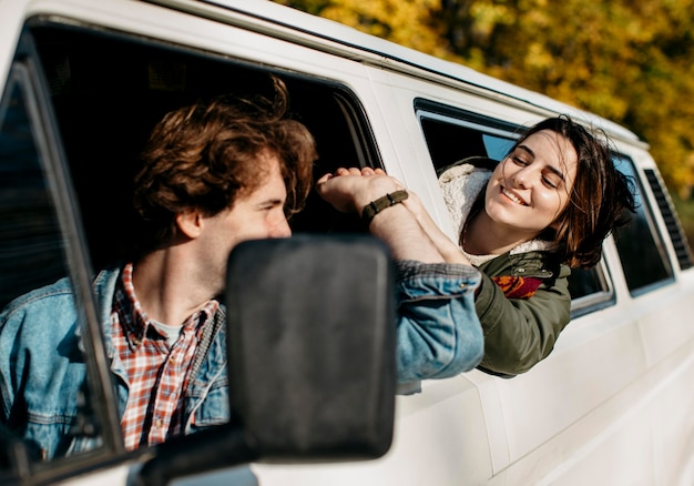 Paar kijken elkaar aan vanuit een busje