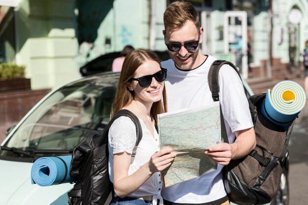 Paar kijken naar kaart tijdens het reizen