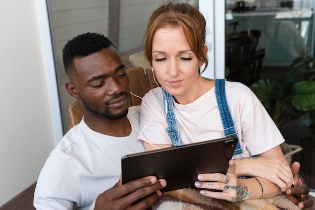 Gratis foto paar kijken naar streamingdienst op een tablet