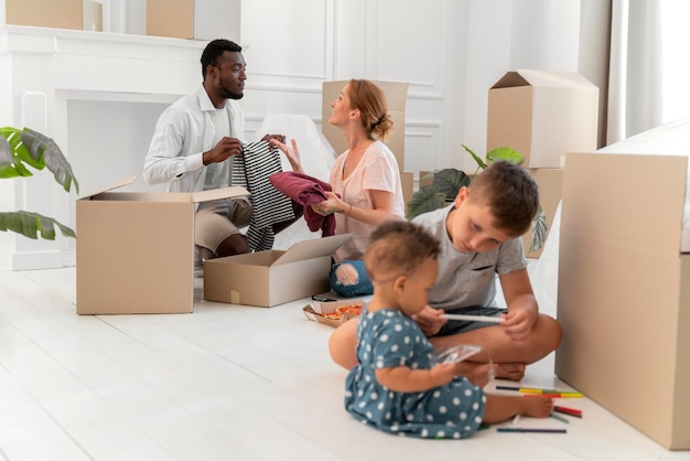 Gratis foto paar klaar om te verhuizen met hun kinderen