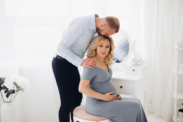 Paar knappe man en zwangere vrouw die zelfportret maken