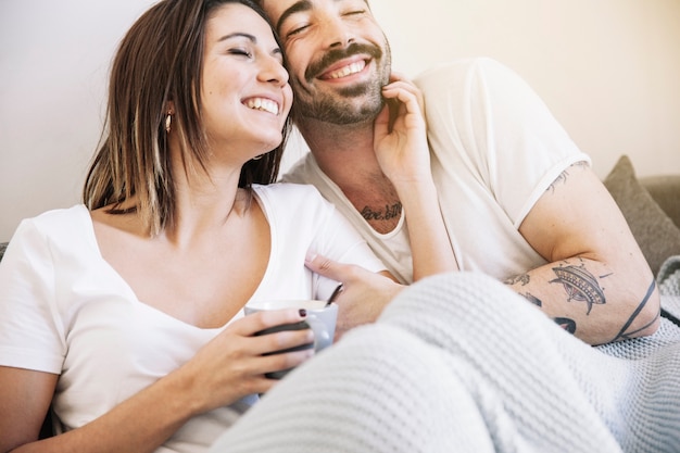 Gratis foto paar knuffelen op de sofa