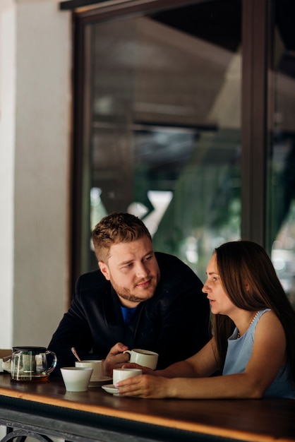 Paar koffie drinken en praten in de coffeeshop