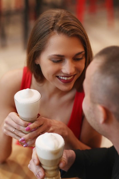 Paar koffie drinken met slagroom