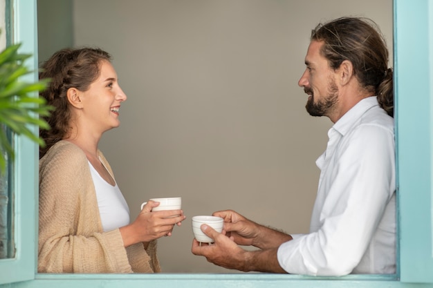 Gratis foto paar koffie drinken op hun kamer tijdens vakantie