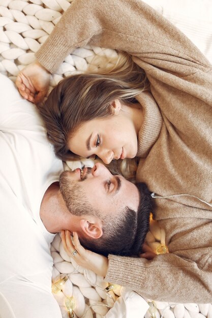 Paar liggend op een bed in een kamer