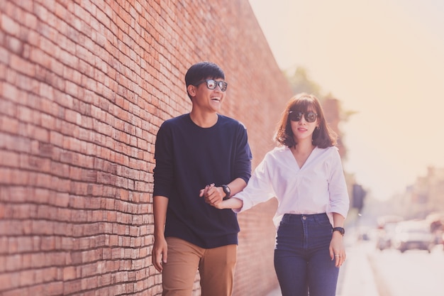 Gratis foto paar lopen hand in hand op straat