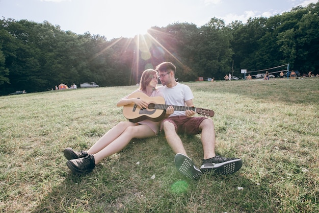 Paar met een gitaar front met de voorzijde