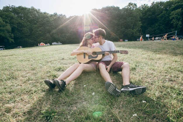 Paar met een gitaar klaar om te zoenen