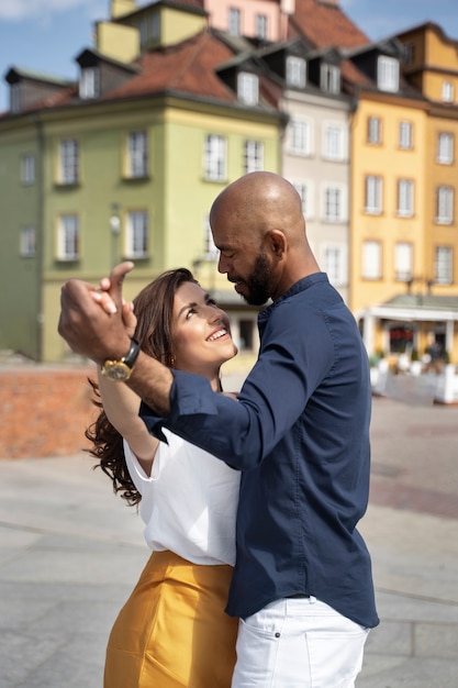 Gratis foto paar met een latin dansvoorstelling in de stad