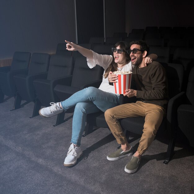 Paar met plezier in de bioscoop