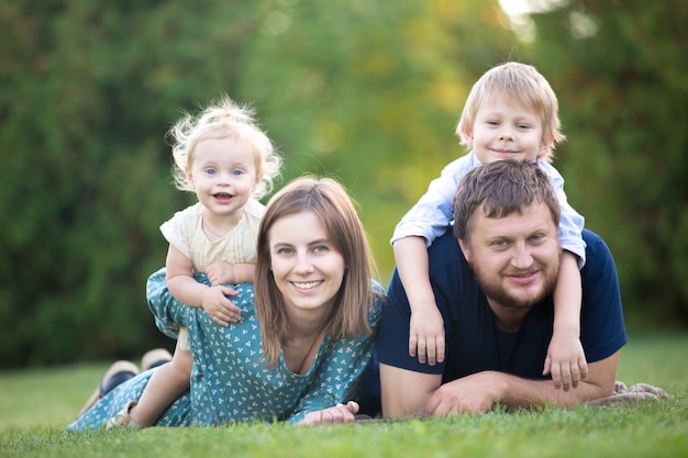 Gratis foto paar met twee kinderen in het park