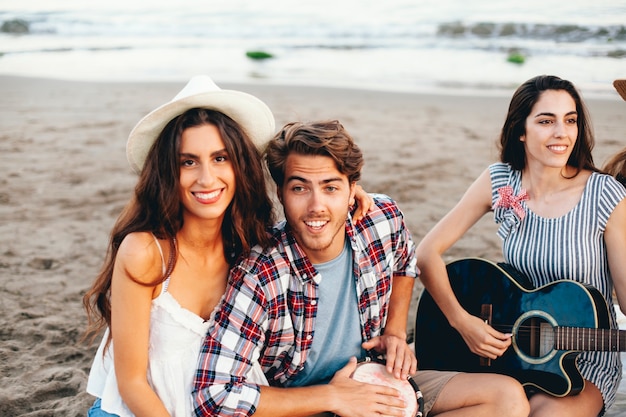 Gratis foto paar met vrienden op het strand