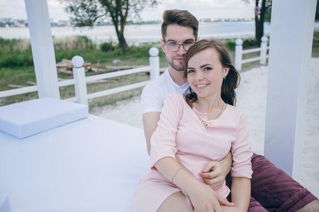 Paar omarmen op een dubbel bed op het strand