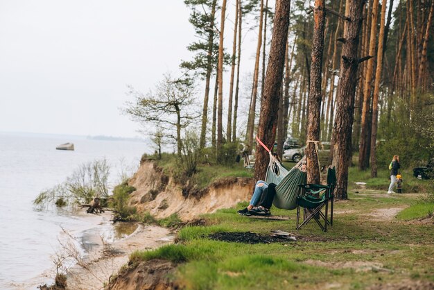 Paar ontspannen in een hangmat met uitzicht op het water