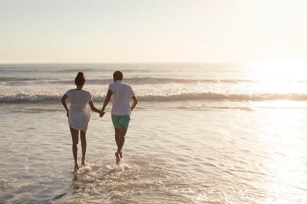 Paar plezier samen op het strand