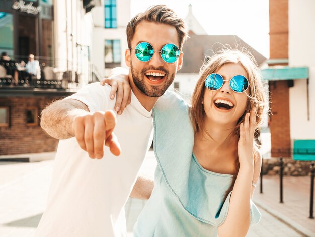 Paar poseren op straat in zonnebril