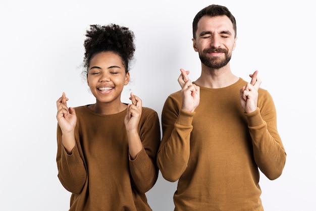 Gratis foto paar poseren terwijl vingers gekruist