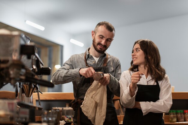 Paar praten en schoonmaken koffie-apparatuur