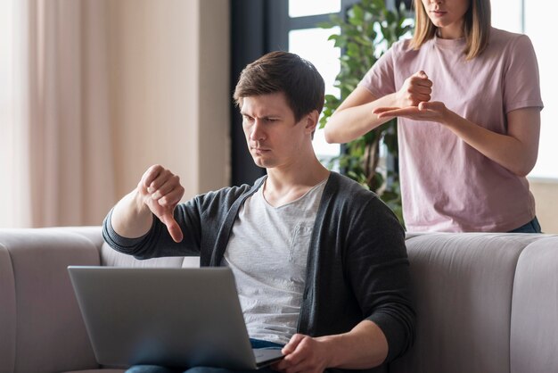 Paar praten met behulp van gebarentaal