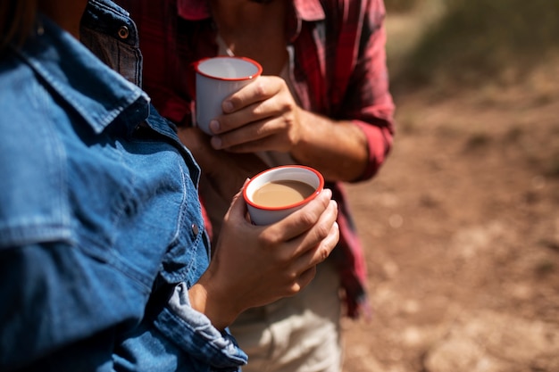 Gratis foto paar reizen in de natuur en genieten van een drankje