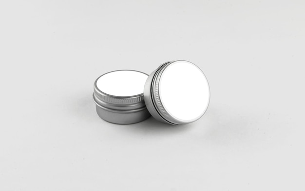 Gratis foto paar ronde metalen cosmetische blikken met wit label