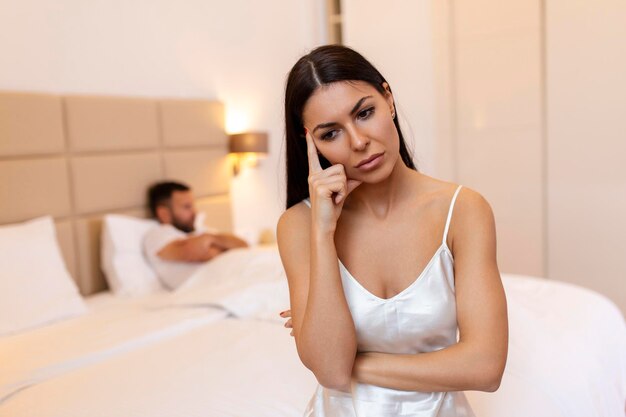 Paar ruzie vanwege jaloezie in relatie thuis jong stel met relatieprobleem lijkt depressief en gefrustreerd