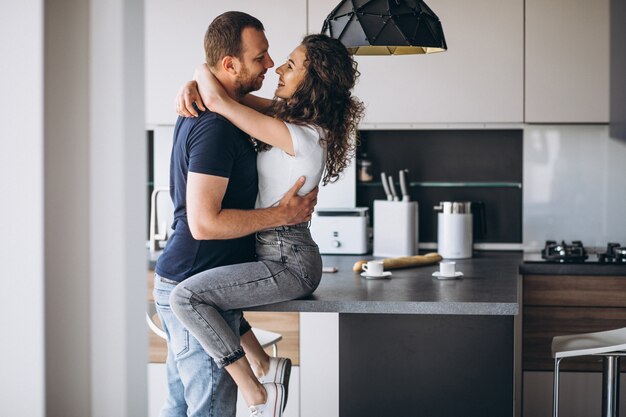 Paar samen in de keuken koffie drinken