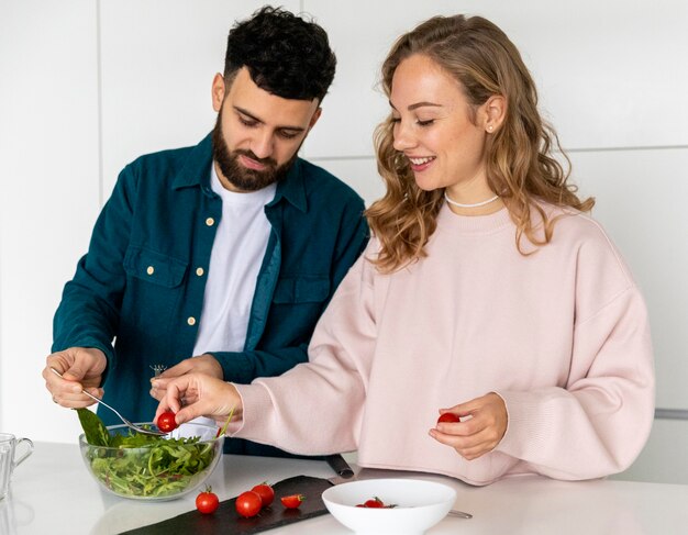 Gratis foto paar samen koken thuis