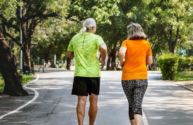 Paar samen rennen in een race