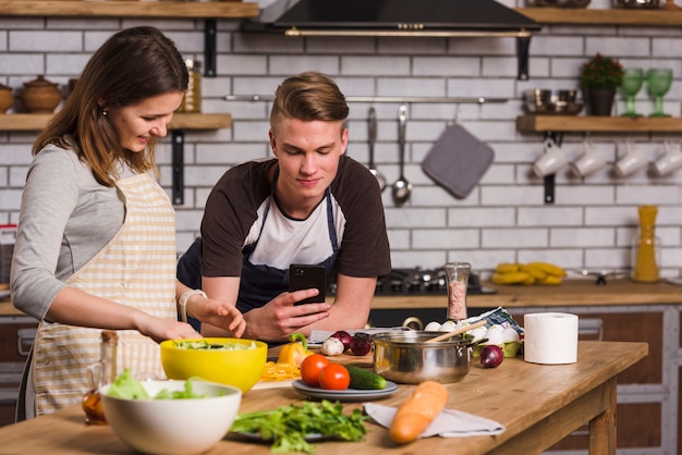 Gratis foto paar samen voorbereiden diner