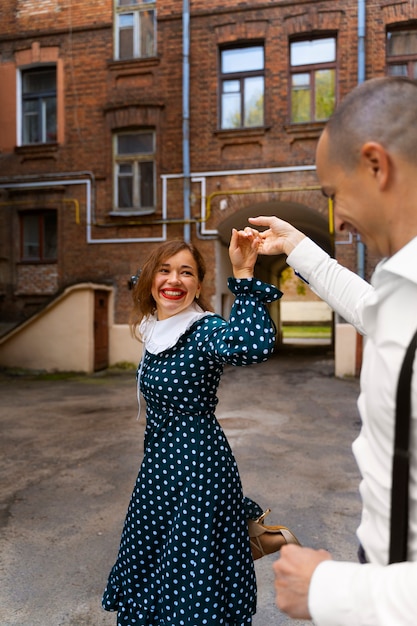 Gratis foto paar schommel dansen buiten zijaanzicht