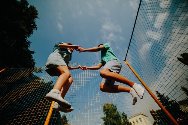 Paar springen op trampoline