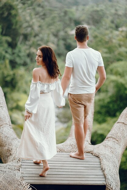 Paar staande op een bos backgroung op een Bali