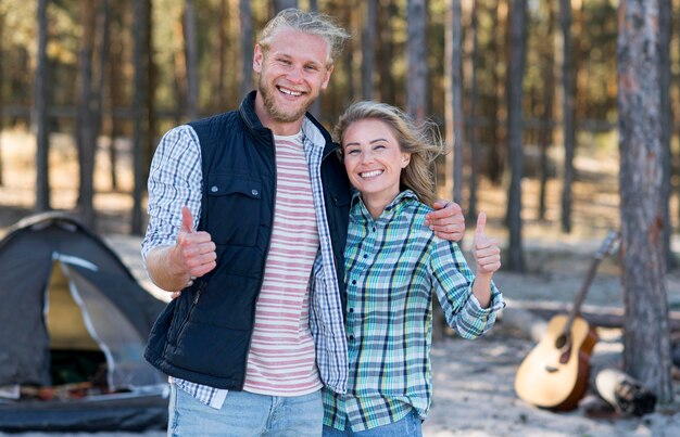 Paar staande voor tent en wazig gitaar