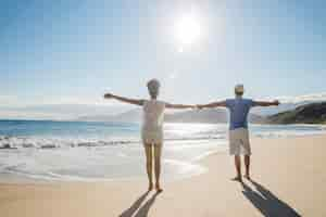 Gratis foto paar stretch arms op het strand