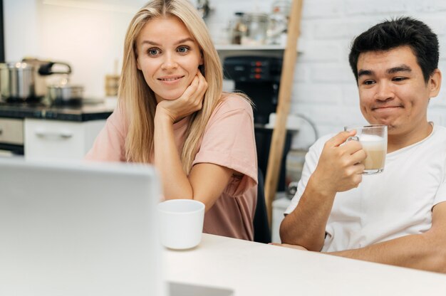 Paar thuis tijdens de pandemie laptop kijken