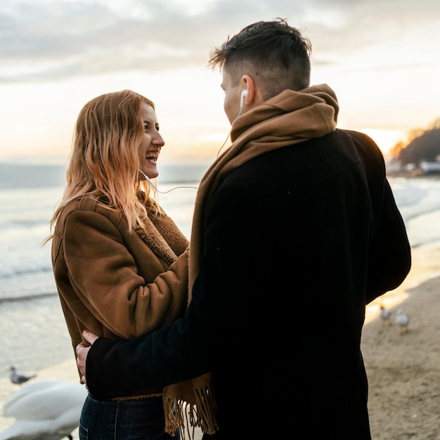 Paar tijd doorbrengen op het strand in de winter