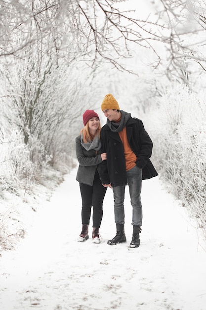 Paar tijd samen doorbrengen en wandelingen in de sneeuw