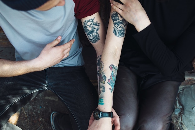 Gratis foto paar tonen hun tatoeages op hun armen