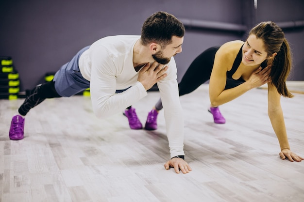 Paar trainen samen in de sportschool