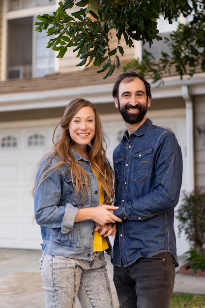 Gratis foto paar verhuizen in een nieuw huis