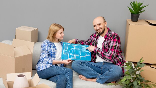 Gratis foto paar verhuizen naar een nieuw huis