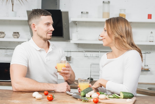 Paar verliefd samen koken