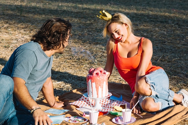 Paar viert verjaardag op picknick