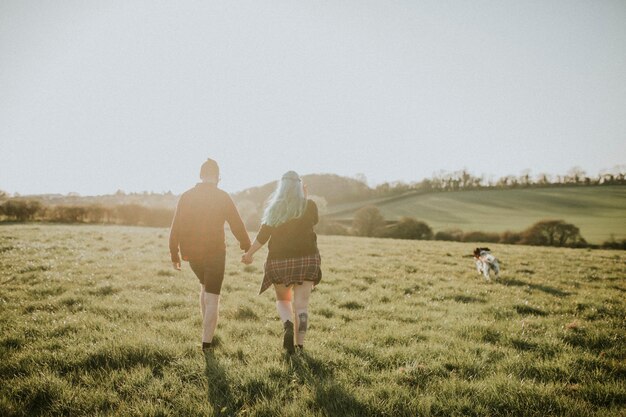 Paar wandelen en hand in hand buitenshuis