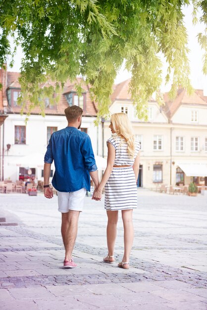 Paar wandelen in de oude stad in zomerdag